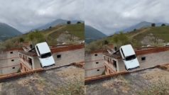 Car Stunt Ka Video: घर की छत पर कार दौड़ाने लगा बंदा, मगर जो हुआ आंखें फटी रह जाएंगी | देखें वीडियो