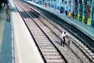 Train Ka Video: पटरी पार करते समय निकल गया शख्स का जूता, जैसे ही उठाने गया आ गई ट्रेन | हिला देगा ये वीडियो