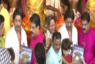 लालबागचा राजा के दरबार पहुंचे Shahrukh Khan, बेटे Abram संग मांगी मन्नत | देखें VIDEO