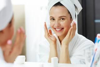 त्वचा पर हल्दी के साथ लगाएं ये चीज, निखर सकती है रंगत