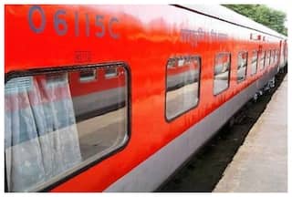 Indian Railways: ट्रेनों में AC कोच हमेशा बीच में ही क्यों लगाए जाते हैं? जानें-क्या है असली वजह