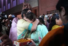 Women Reservation Bill पास होने पर महिला सांसदों की ऐसे दिखी खुशी, तस्वीरें देखें