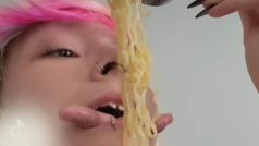 Ladki Ka Video: लड़की ने सांप की तरह जीभ के दो हिस्सों से खाई Maggie! इंटरनेट पर Video देख पागल हुए लोग