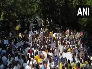 Delhi में Sanjay Singh की गिरफ्तारी के खिलाफ प्रदर्शन कर रहे AAP कार्यकर्ताओं का पुलिस से झड़प