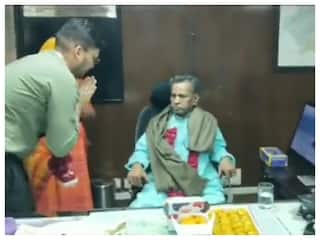 Delhi News: गुरुजी को कुर्सी पर बैठाया तो DM को मिल गई चेतावनी, देखें सफाई में क्या कहा