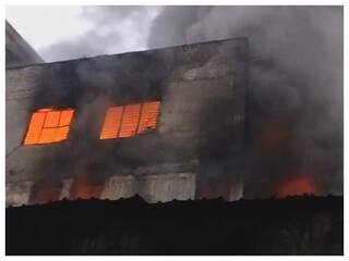 दिल्ली में जूते बनाने की फैक्ट्री में लगी भीषण आग, लाखों का सामान जलकर राख