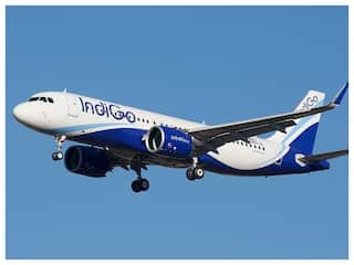 उड़ते प्लेन में यात्री ने Emergency Gate खोलने की कोशिश की, बेंगलुरु में लैंडिंग के बाद हुआ गिरफ्तार