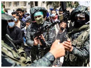 हमलों से बचने के लिए फिलिस्तीनियों को गाजा छोड़ने से रोक रहा Hamas?