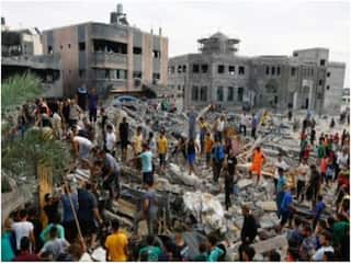 Israel Hamas War: एक माह का मासूम मां की मौत से अनजान मलबे के नीचे दूध पीते हुए मिला