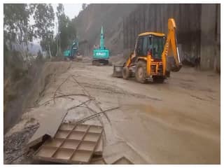 J&K में बारिश ने बढ़ाई लोगों की मुश्किलें, NH-44 पर यातायात ठप, स्कूल-कॉलेजों में छुट्टी