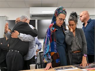 Israel: Hamas Attack पीड़ित PM Netnyahu को देखकर रोने लगे, प्रधानमंत्री ने गले लगा ढांढस बंधाया