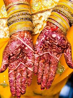 इस बार करवा चौथ के दिन न पहनें नई चूड़ियां, जानें क्यों?