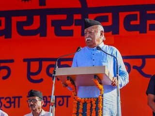 दुनिया में कमजोरों को क्रूरों से बचाना है तो हाथों में हथियार रखना ही होगा: RSS चीफ भागवत