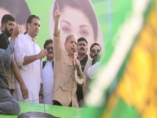 Video: पूर्व PM Shahbaz Sharif की पाकिस्तान में गजब बेइज्जती! जनता ने कार पर फेंके जूते, दी गालियां