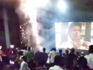 Jawan देखने आए Shahrukh के फैंस का पागलपन, थिएटर के अंदर ही फोड़े पटाखे, मची अफरा-तफरी