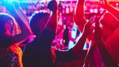 कंपनी पार्टनर को खुश करने के लिए रखी Nude Party, कपड़े उतारकर हो रहा था डांस, Police ने मारी Raid