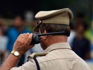 क्या Police आपको थप्पड़ मार सकती है? जानिए क्या कहता है कानून