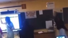 Viral Video: स्टूडेंट ने टीचर के ऊपर फेंक के मारी कुर्सी... जमीन पर गिराया, देखिए क्लास में क्या हो गया