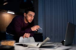 Working Night Shift? 5 Foods to Keep You Energised And Alert During Office