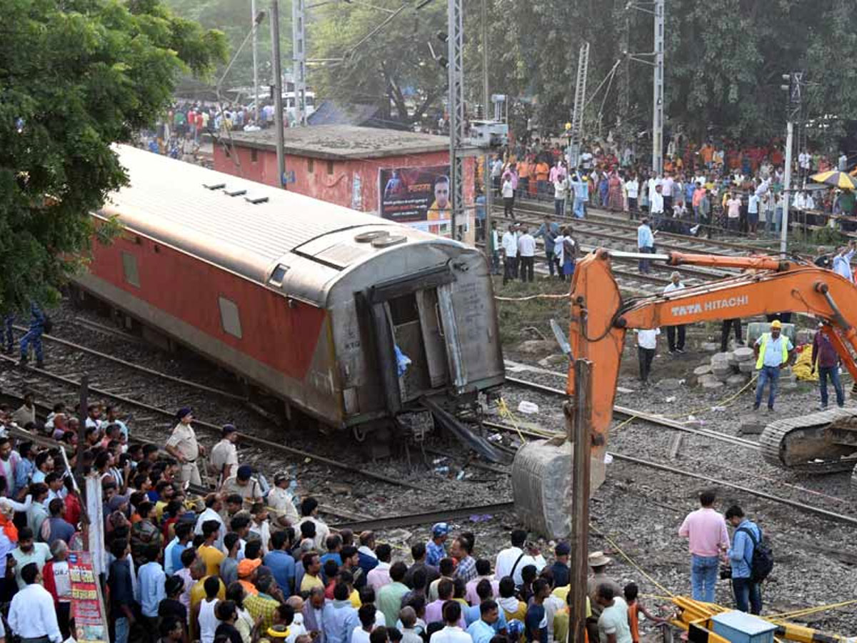 Watch Mumbai Belapur Local Train Derailed Near Kharkopar Station mumbai  video went viral | Watch: नवी मुंबई के खारकोपर रेलवे स्टेशन के पास बड़ा  हादसा, पटरी से उतरे ट्रेन के 3 डब्बे,