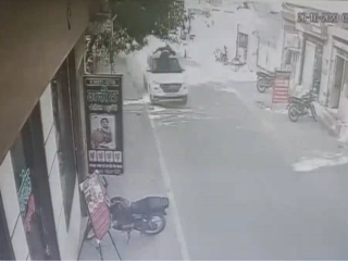 Shocking Video: युवक को बोनट पर लटकाकर गाड़ी दौड़ाने लगा टीचर, CCTV में कैद हुई खौफनाक घटना | देखें वीडियो