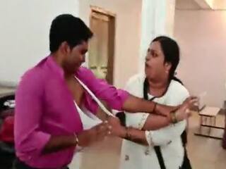 Class Ka Video: नकल करने से रोका तो भड़क गई छात्रा, टीचर को लगी पीटने शर्ट भी फाड़ दिया | देखिए वीडियो