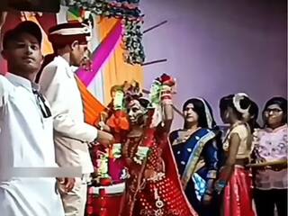 Bride Groom Video: लंबे दूल्हे के गले में जयमाला ना डाल सकी दुल्हन, दो फीट उछली मगर सिर पर ही अटक गया | देखें वीडियो