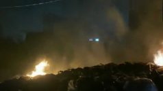 Ghaziabad में प्लास्टिक स्क्रैप के गोदाम में लगी भीषण आग, कई फायर टेंडर्स बुझाने में लगे