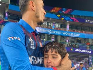 AFG vs ENG: यह लम्हा बहुत खास है, जीत के बाद मुजीब को गले लगाकर रोने लगा नन्हा फैन