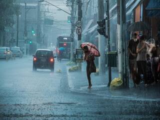 Weather Today: देश के इन राज्यों में भारी बारिश की चेतावनी, पहाड़ों पर बर्फबारी ने बढ़ी ठिठुरन