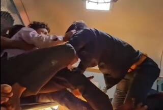 Train Ka Video: सीट के लिए ट्रेन में चल गए लात-मुक्के, एक की तो शर्ट भी फाड़ दी | देखें वीडियो