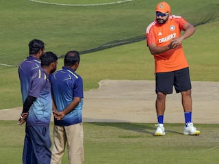 World Cup Final- पिच की देखरेख कर रहे BCCI के क्यूरेटर, कहां हैं ICC के सलाहकार!