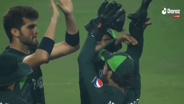WATCH: विश्व कप से बाहर हुआ पाकिस्तान, मैदान पर शाहीन-रिजवान से भिड़े कप्तान बाबर आजम