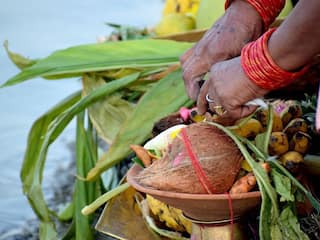 Chhath Puja 2023 Samagri List: पहली बार रख रही हैं छठ का व्रत तो आज ही तैयार कर लें पूजा की सामग्री