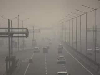 दिल्ली की हवा में घुल रहा जहर! आज 400 के पार पहुंचा AQI, पंजाबी बाग और आनंद विहार में हालात बदतर