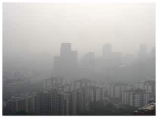 Delhi Air Pollution: दिल्ली में प्रदूषण ने तोड़ दी सारी सीमाएं, आठ इलाकों में AQI 400 पार