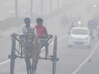 Delhi Air Pollution: दिल्ली-NCR में प्रदूषण का कहर, 450 पार AQI ने लोगों की चिंता बढ़ाई