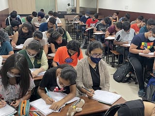 JEE NEET Free Coaching: दिल्ली, यूपी, सहित इन राज्यों में मिलती है फ्री कोचिंग, ऐसे होता है एडमिशन