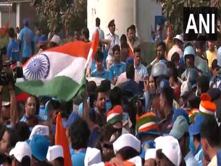 Cricket World Cup Final: स्टेडियम के बाहर क्रिकेट प्रशंसकों की भारी भीड़, देखें- Video