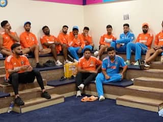 World Cup फाइनल- हार के बाद बंद कमरे में टीम इंडिया, आंखें नम, लटके चेहरे- दिल तोड़ देगी यह तस्वीर