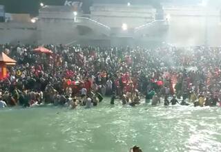 कार्तिक पूर्णिमा पर श्रद्धालु गंगा सहित पवित्र नदियों में लगा रहे आस्था की डुबकी, वाराणसी-प्रयागराज-हरिद्वार-गढ़ में उमड़ी भीड़