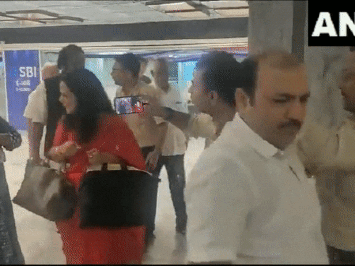 'रात में किस से बात करती हो'? निजी सवालों से भड़कीं महुआ, एथिक्स कमेटी की बैठक से विपक्षी सांसदों संग किया बॉयकॉट | VIDEO