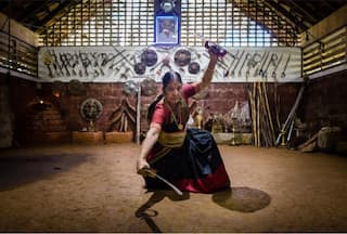 Meet Meenakshi Gurukkal, 80-Year-Old Granny Who Gives Kalaripayattu Sword Lessons in a Saree and How!