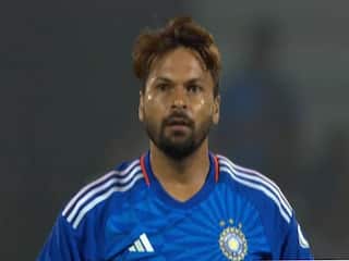 IND vs AUS T20i: टीम इंडिया के साथ गुवाहाटी नहीं पहुंचे मुकेश कुमार, कप्तान ने बताई वजह