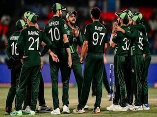 World Cup के बीच पहली बार नंबर-1 गेंदबाज बना पाकिस्तान का ये धाकड़ खिलाड़ी
