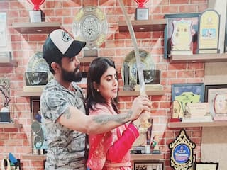 PHOTOS: पति रवींद्र जडेजा के नक्शेकदम पर वाइफ रिवाबा, साथ में की तलवारबाजी