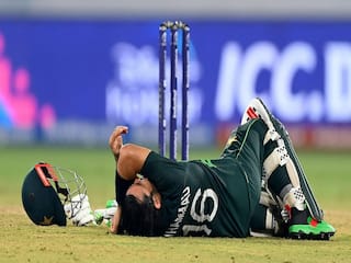 PAK vs ENG: मोईन की गेंद ने रिजवान को किया पस्त, बोल्ड होने के बाद पिच पर ही गिर पड़े