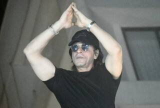 SRK Gives a Midnight Surprise to Fans on 58th Birthday, Writes 'Living in a Dream...