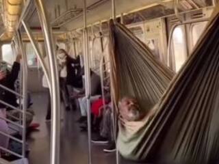 मेट्रो में 'हैंगिंग झूला' बनाकर झूल गया शख्स, लोग बोले- वाह क्या दिमाग है...देखें वीडियो