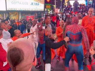 हरे कृष्णा, हरे रामा के भक्तिमय माहौल में स्पाइडर-मैन ने किया धमाका- देखिए वायरल हुआ वीडियो